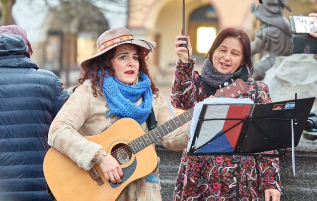 FOTO: Na Krakonošově náměstí si lidé připomněli výročí revoluce