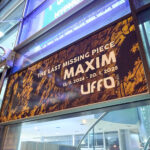 Malíř Maxim z Los Angeles pronikl do Uffa propojením kaligrafie s abstrakcí