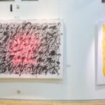 Malíř Maxim z Los Angeles pronikl do Uffa propojením kaligrafie s abstrakcí