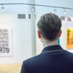 Malíř Maxim z Los Angeles pronikl do Uffa propojením kaligrafie s abstrakcí