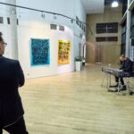 Malíř Maxim z Los Angeles pronikl do Uffa propojením kaligrafie s abstrakcí