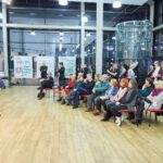 Malíř Maxim z Los Angeles pronikl do Uffa propojením kaligrafie s abstrakcí