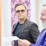 Malíř Maxim z Los Angeles pronikl do Uffa propojením kaligrafie s abstrakcí