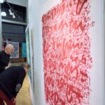 Malíř Maxim z Los Angeles pronikl do Uffa propojením kaligrafie s abstrakcí