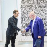 Malíř Maxim z Los Angeles pronikl do Uffa propojením kaligrafie s abstrakcí