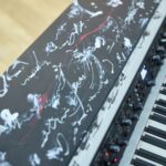 Malíř Maxim z Los Angeles pronikl do Uffa propojením kaligrafie s abstrakcí