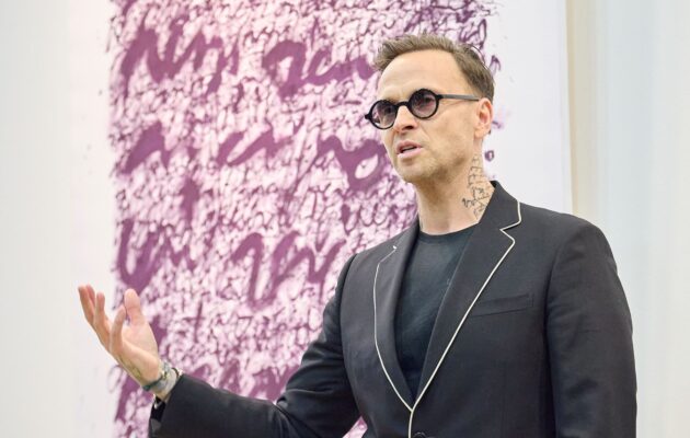 Malíř Maxim z Los Angeles pronikl do Uffa propojením kaligrafie s abstrakcí