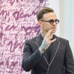 Malíř Maxim z Los Angeles pronikl do Uffa propojením kaligrafie s abstrakcí