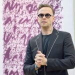 Malíř Maxim z Los Angeles pronikl do Uffa propojením kaligrafie s abstrakcí