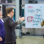 Malíř Maxim z Los Angeles pronikl do Uffa propojením kaligrafie s abstrakcí