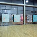 Malíř Maxim z Los Angeles pronikl do Uffa propojením kaligrafie s abstrakcí