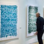 Malíř Maxim z Los Angeles pronikl do Uffa propojením kaligrafie s abstrakcí