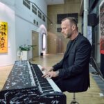 Malíř Maxim z Los Angeles pronikl do Uffa propojením kaligrafie s abstrakcí