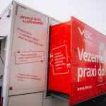 Kamión předělaný na třídu ukázal žákům moderní technologie