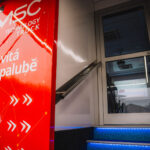 Kamión předělaný na třídu ukázal žákům moderní technologie