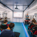 Kamión předělaný na třídu ukázal žákům moderní technologie