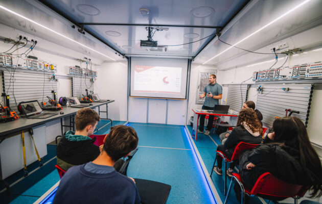 Kamión předělaný na třídu ukázal žákům moderní technologie