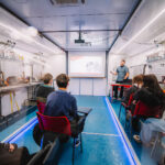 Kamión předělaný na třídu ukázal žákům moderní technologie