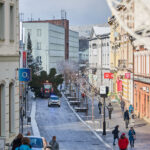 Ze zahrady na náměstí. Trutnov už má v centru města vánoční strom