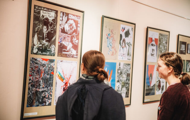 Originální výstavou v Dračí uličce studenti připomněli 35 let sametové revoluce