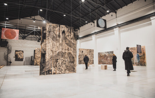 Mimořádná událost: EPO1 obsadily ikonické sochy, zavěšené matrice i malby