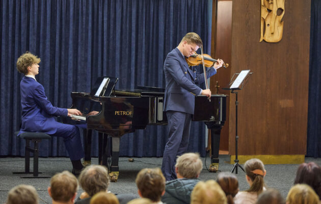 Vydařený adventní koncert klavíristy Pejchala a houslisty Kostelence