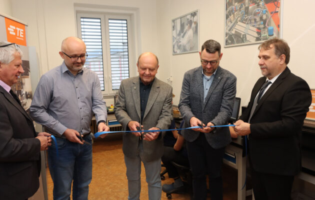 Průmyslovka zavedla do výuky počítačem řízenou CNC frézku. Z daru TE Connectivity