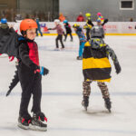 Škola bruslení: závěrečná lekce s karnevalem masek