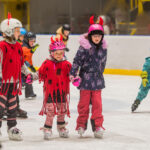 Škola bruslení: závěrečná lekce s karnevalem masek