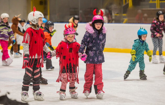 FOTO: Škola bruslení se loučila karnevalem v maskách