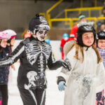 Škola bruslení: závěrečná lekce s karnevalem masek