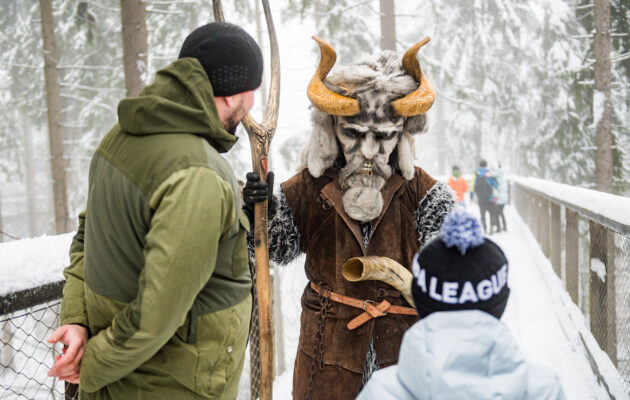 FOTO: Stezka korunami stromů s čertovskou atmosférou