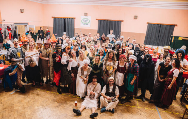 Vánoční besídka kapel Jakž Takž a S-Band ve Lhotě - téma Středověk