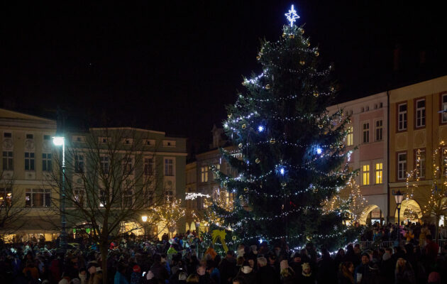 FOTO: V Trutnově rozsvítili vánoční strom, přihlížely davy