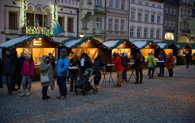 FOTO: Vánoční trhy na Krakonošově náměstí. Co vás zaujalo?