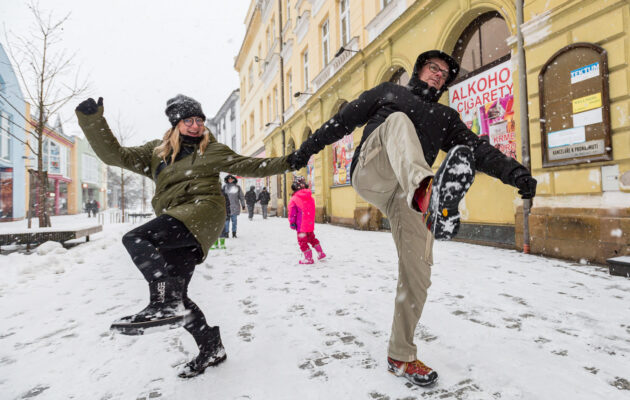 Hop, skok, švihlý krok! Trutnov si užil pochod bláznivých chodců