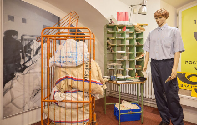 FOTO: Výstava, která mapuje 270 let historie trutnovské pošty