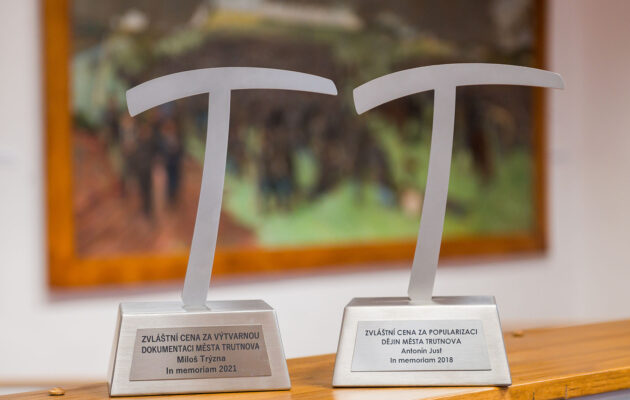 Téčka pro malíře Trýznu a kronikáře Justa věnovaly rodiny muzeu