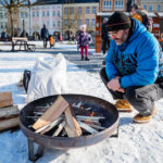 Opékání špekáčků na Krakonošově náměstí