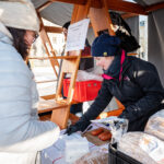 Opékání špekáčků na Krakonošově náměstí