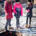 Opékání špekáčků na Krakonošově náměstí