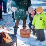 Opékání špekáčků na Krakonošově náměstí