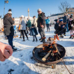 Opékání špekáčků na Krakonošově náměstí
