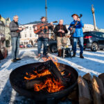 Opékání špekáčků na Krakonošově náměstí