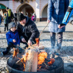 Opékání špekáčků na Krakonošově náměstí