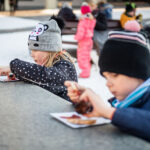 Opékání špekáčků na Krakonošově náměstí