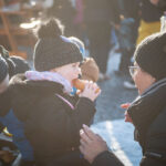 Opékání špekáčků na Krakonošově náměstí