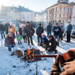 Opékání špekáčků na Krakonošově náměstí