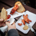 Opékání špekáčků na Krakonošově náměstí