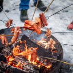 Opékání špekáčků na Krakonošově náměstí